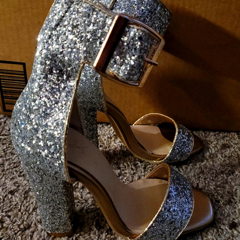 Chic me high gelled silver heels
